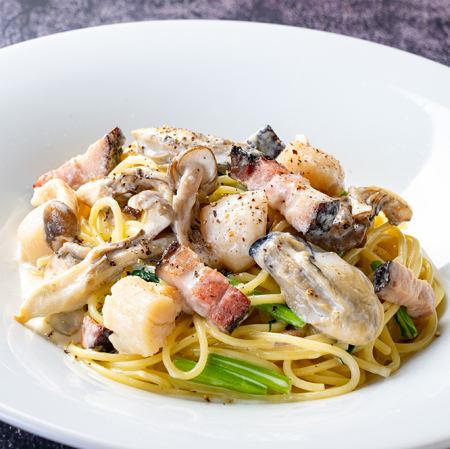 北海道サロマ湖産カキとホタテ、「農家のベーコン」のクリームソース