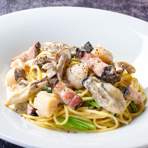 北海道サロマ湖産カキとホタテ、「農家のベーコン」のクリームソース