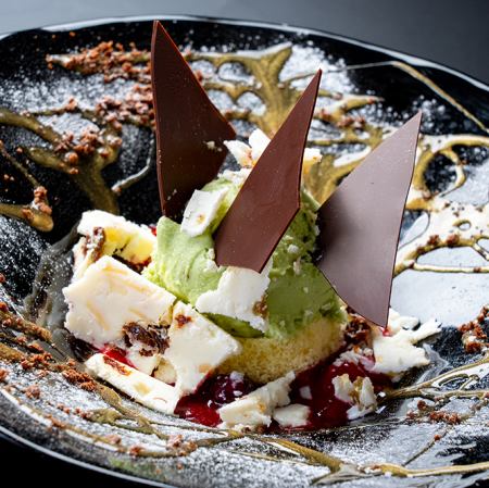 雪降るクリスマスドルチェ～ピスタチオジェラート・ベリーソース～