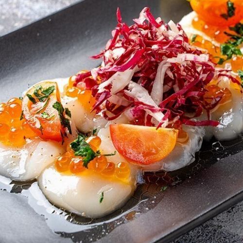 北海道常呂産ホタテのカルパッチョ いくらを添えて