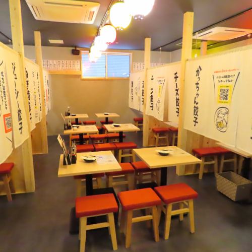 落ち着いたモダンな雰囲気の店内。ゆったりくつろげる、お座敷席もございます!1人様でも団体様でも大歓迎です!