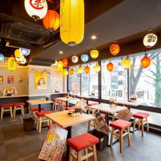 落ち着いたモダンな雰囲気の店内。ゆったりくつろげる、お座敷席もございます!1人様でも団体様でも大歓迎です!