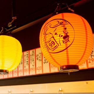 駅から徒歩7分の、超駅チカ!!サクッと飲みにも、宴会にも便利な立地となっています!外観は、ネオンの看板が目にひくようになっており、夜でもお店を見つけていただきやすくなっております!