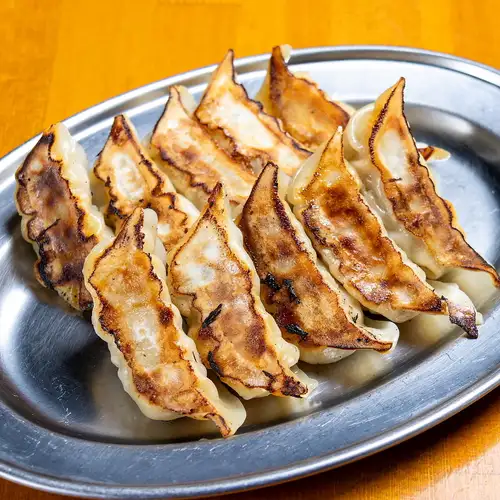 饺子配高球鸡尾酒,干杯!享受实惠的午餐和白天的饮品!