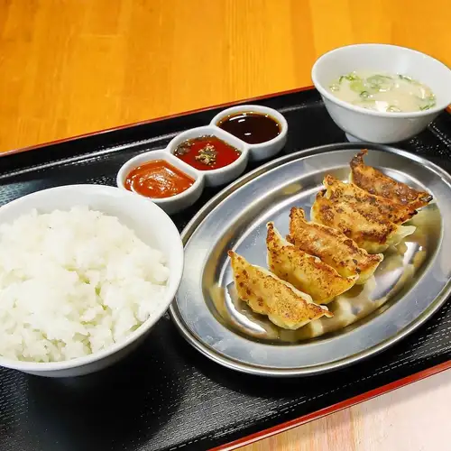 【超值价格】仅需550日元即可享用超值午餐!6个新鲜烤制的饺子配白米饭和汤。