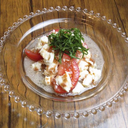 トマトとモッツアレラのカプレーゼ/クリームチーズ蜂蜜添え