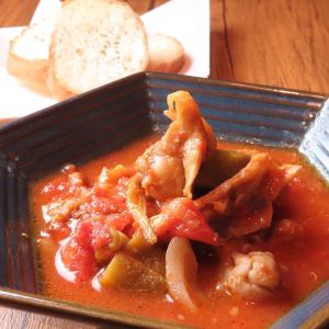 牛筋のトマト煮込み バケット添え