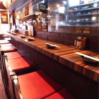 お仕事帰りのサク飲みにも、お一人様やデートにも使えるカウンター席をご用意★