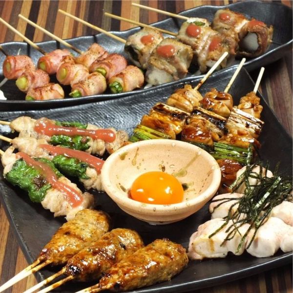 炭火で焼き上げた自慢の焼鳥と肉巻き串