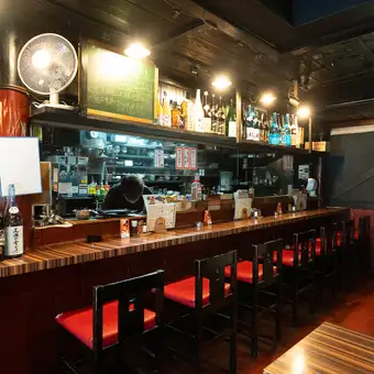 お仕事帰りのサク飲みにも、お一人様やデートにも使えるカウンター席をご用意★