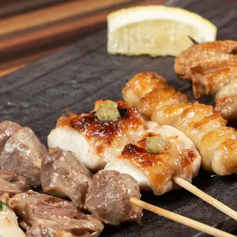 おまかせ串焼5本（炭火焼鳥、肉巻き串入り）