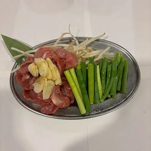 Chicken gizzards with garlic, served with garlic sprouts. [Popular Item]