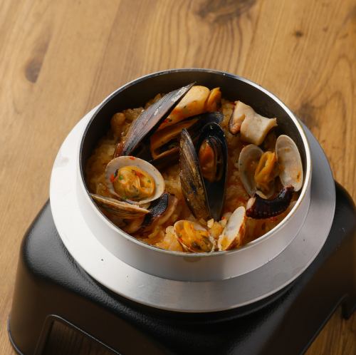 어패류와 토마토 빠에야 바람 솥