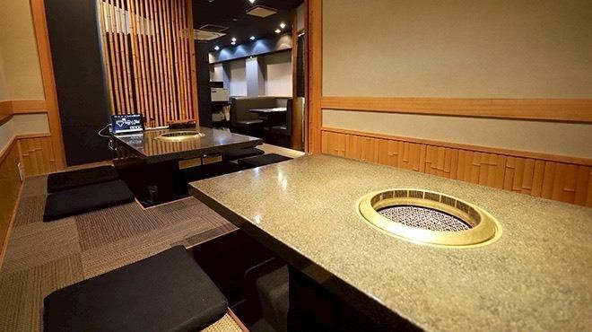 宴会利用にもぴったりな広々とした空間をご用意しています。大人数宴会が可能で、会社の飲み会や打ち上げ、同窓会など幅広いシーンに対応。貸切利用もご相談いただければ柔軟に対応いたします。美味しい焼肉と豊富なお酒を囲みながら、気の合う仲間と楽しいひとときを過ごせるお店です。