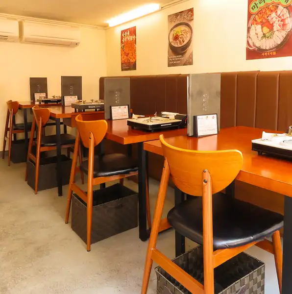 暗い夜でも明るく輝く1階テラスの空間と外観です。