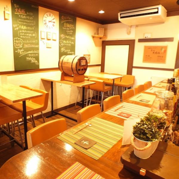 【おひとり様も大歓迎！！】店内はどなたでも楽しめる環境づくりを目指しています。カウンター席も勿論ご用意しておりますので、軽食利用から、夜の帰りにちょっと一杯も大歓迎！！会社帰りのサラリーマンやOLさんはじめ幅広いお客様で店内は賑わってます！