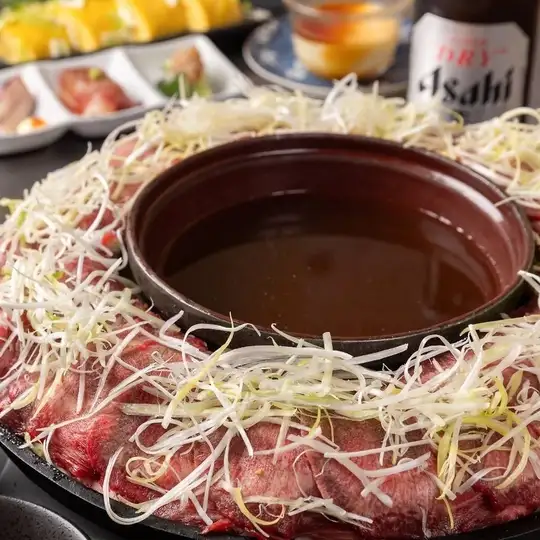 【肉食愛好者必看！ 】以超值價格享用我們秘製湯底的烤牛舌涮涮鍋！含暢飲：¥4700 → ¥4300