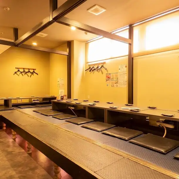 個室居酒屋たき火は全席個室の掘りごたつ座敷を完備。完全個室は5部屋有り。襖で仕切られる落ち着いた和空間。ゆったりとした空間でまわりのことを気にせずにおいしい創作料理を是非に。フロア貸切は30名様からご相談受け付けます。【岡山/居酒屋/宴会/飲み放題/本町/誕生日/記念日/単品飲み放題/肉/個室/掘りごたつ】