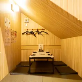 一間帶下沉式餐桌的私人包廂，最多可容納 12 人。這些私人包廂以拉門隔開，舖有榻榻米，設有下沉式桌子，非常適合舉辦數十人的宴會。[岡山/居酒屋/宴會/暢飲/本町/生日/週年紀念/單點暢飲/肉/私人/下沉式座位]