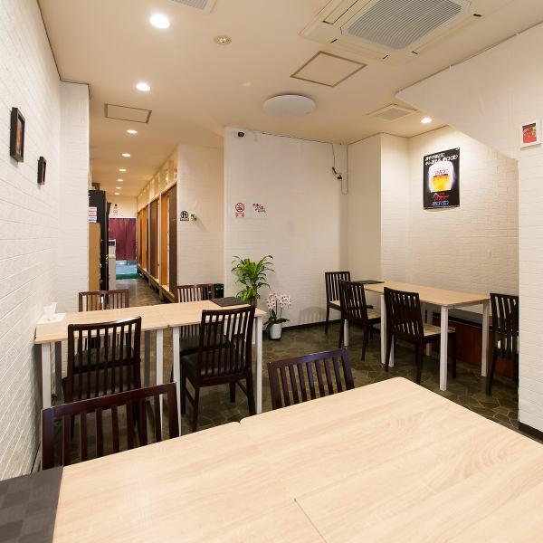 落ち着いた雰囲気の店内には個室席も完備！最大18名様までの宴会利用が可能で、ご家族やご友人との食事、会社宴会など、さまざまなシーンでお使いいただけます♪ぜひ、心地よい空間で素敵なひとときをお過ごしください！