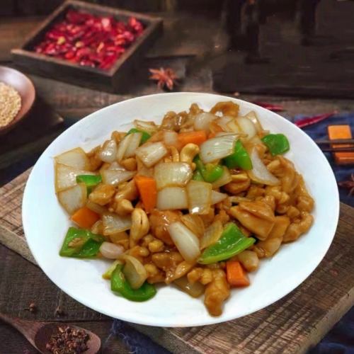 Stir-fried chicken and cashew nuts with soy sauce