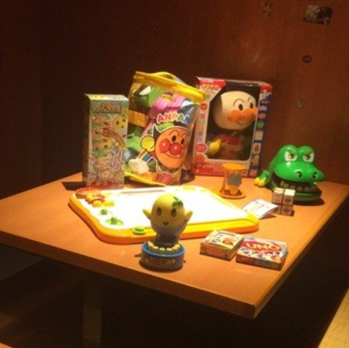 子どもも大歓迎の居酒屋！キッズルーム完備でお子様連れのお客様でも安心して楽しめます。UFOキャッチャーやわたあめ・ポップコーン機、人形すくいなどワクワクがいっぱい！大人はゆったり食事、子どもは遊びに夢中で、家族みんなが笑顔になれる特別な空間です♪
