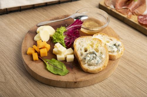 北海道クラフトチーズの盛り合わせ