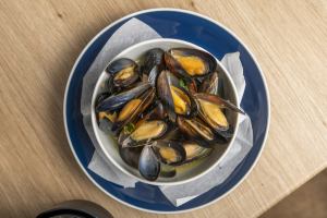 Steamed mussels with wine