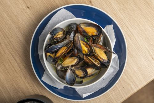 Steamed mussels with wine