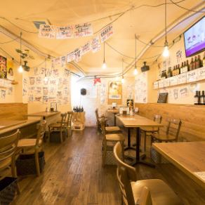 Table seats that can be used for dates and drinking parties with friends ♪ Each table has a doorbell, so it's easy to order! The table for 2 people is only on the 2nd floor.Please spend your time in a calm space.