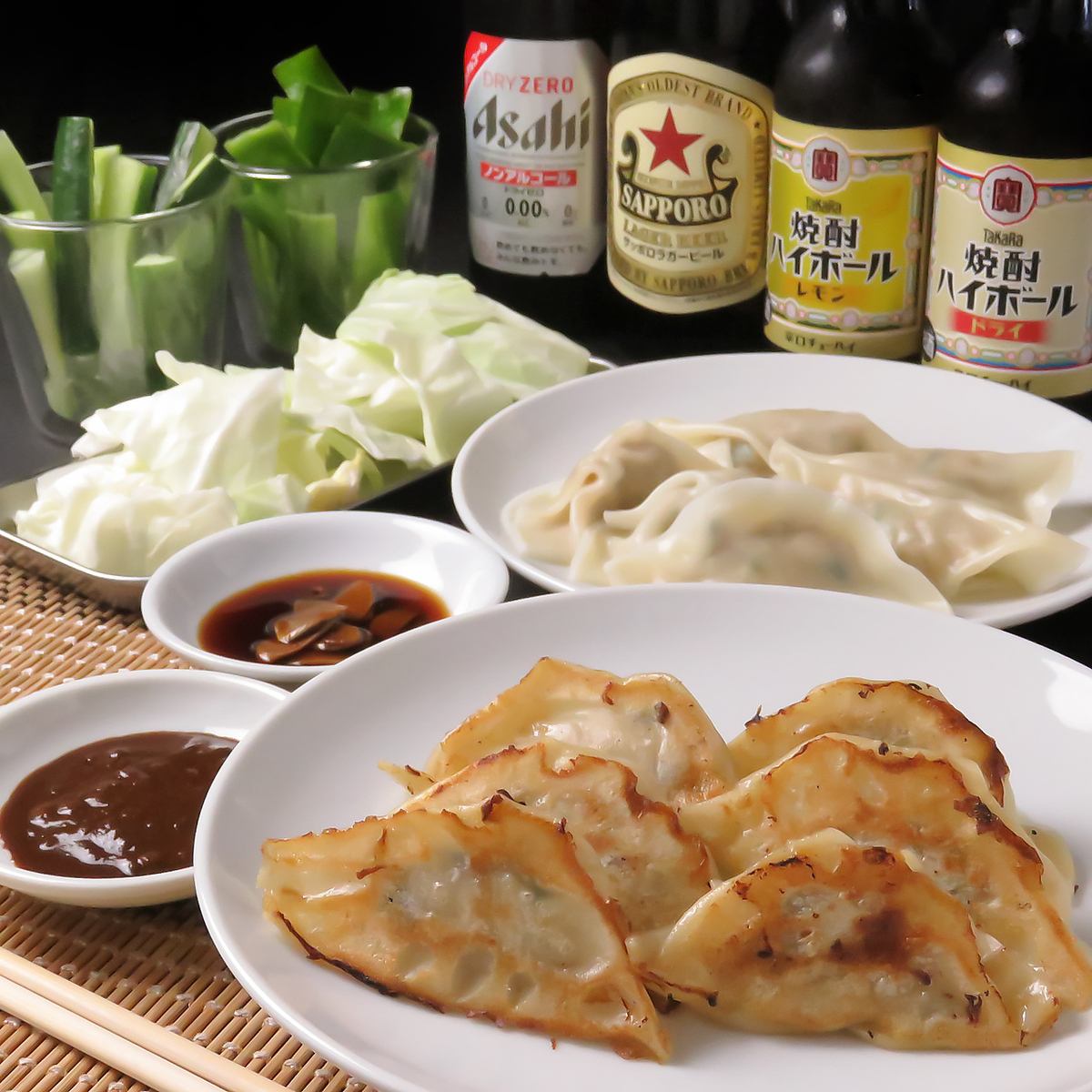 町中華のような温かい空間で熱々ジューシーな本格餃子をリーズナブルに堪能ください!