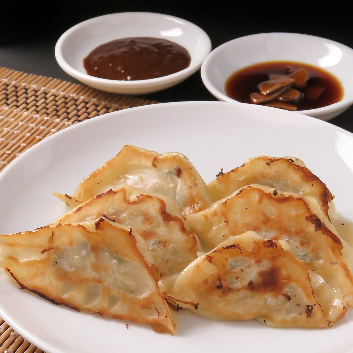 リーズナブル◎当店名物!パリッと食感の餃子をお楽しみ下さい!