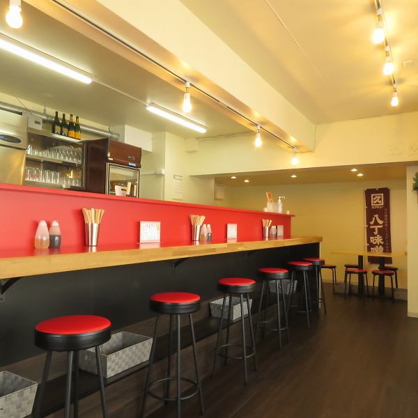 【お一人様も大歓迎◎】お一人様でも気兼ねなくお食事を楽しめるカウンター席を10席ご用意しております。調理風景を目の前で眺めながら、熱々の餃子とビールを味わう。そんな贅沢なひとときを過ごしてみてはいかがでしょうか。温かい照明と活気のある雰囲気が心地よく、仕事帰りにも気軽に立ち寄っていただけます。