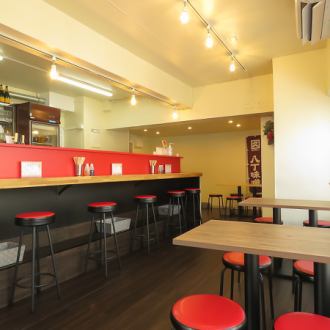 6名様までご利用いただけるテーブル席は、会社の同僚やご友人とのお食事に最適です。賑やかに語らいながら、こだわりの餃子を囲むひとときをお過ごしください♪