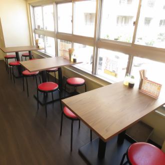 ご家族での食事や、少人数の飲み会にぴったりな4名掛けテーブル席。温かみのある空間で、美味しい料理を囲みながら楽しい時間をお過ごしいただけます。