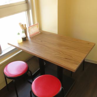 3名様でのご利用にちょうど良いテーブル席です。アットホームな雰囲気の中で、ゆったりとくつろぎながらお食事をお楽しみいただけます◎