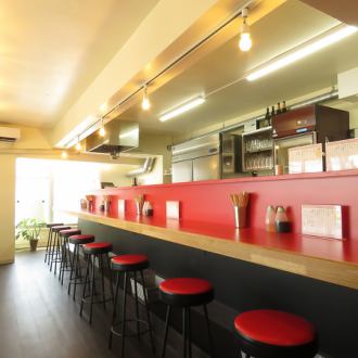 お一人様でも気兼ねなく楽しめるカウンター席をご用意。目の前で職人が調理する様子を眺めながら、熱々の餃子とビールを心ゆくまでお楽しみください！