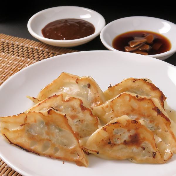 【当店自慢の味☆】八丁味噌のコクがたまらない!みそだれ焼き餃子
