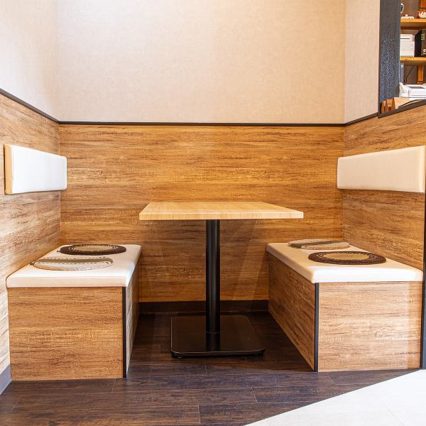 落ち着いた色調の木目を基調とした店内は、まるで心安らぐ隠れ家のよう。ゆったりとした席配置で、お一人様でもグループでも周りを気にせず、心穏やかに食事の時間を楽しめます。彩り豊かなお膳は、お祝い事や大切な方との会食にも華を添えます。光明池試験場からも近く、試験後のほっと一息つくランチにも最適です。