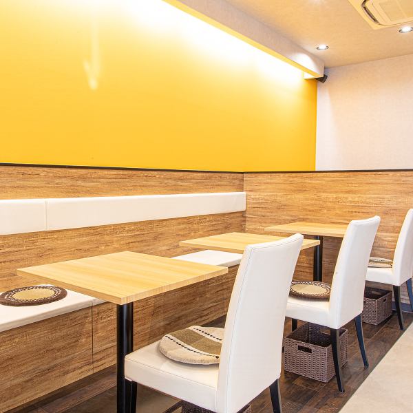 店先には緑が飾られ、ほっと落ち着く温かな雰囲気がお客様をお迎えします。店内は自然光が差し込み、明るく清潔感あふれる空間です。老若男女問わず、誰もが対等に、心地よく過ごせる環境を整えています。ご家族での団欒はもちろん、友人との光明池ランチや、健康を意識した食事をしたい方におすすめの空間です。