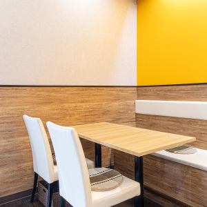 2名様がけのテーブル席を5卓ご用意しております。