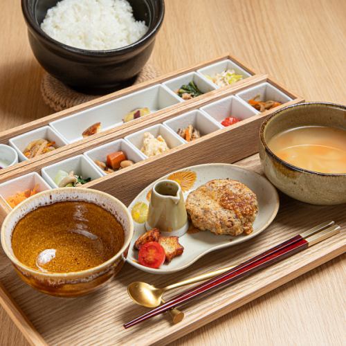 【身体喜ぶ当店の自信作】野菜の甘みと旨みとぎゅっと詰まった◆ハンバーグランチ1,800円(税込)