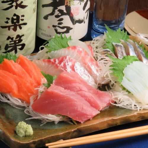 Assorted sashimi-along with sake combined by a master liquor-