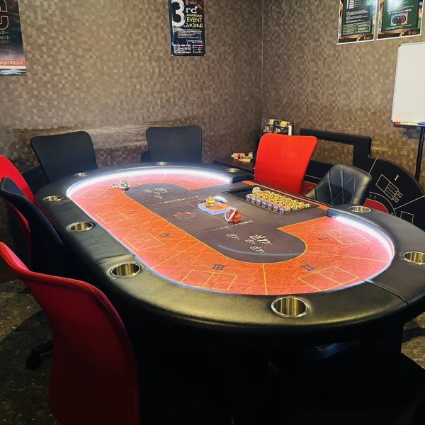 Newly installed poker table!! [6 seats in total] Counter seats with a stylish and relaxing atmosphere.Enjoy a wonderful night with your favorite cocktail...♪■This is a popular seat for individuals, friends, and dates.You might even enjoy chatting with AMUSEMENT BAR MAJESTIC's proud cast members! [VIP room for 1 to 12 people/Private room for 20 to 40 people]