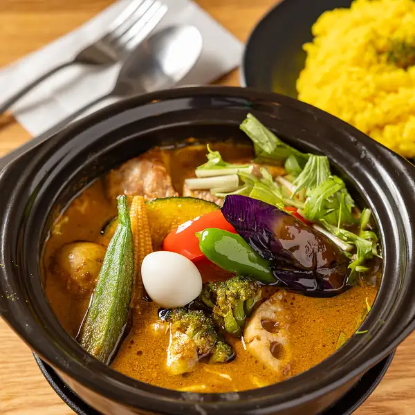 【名物看板】ジューシーチキン野菜カレー◆彩り豊富な素材と香ばしいチキンを堪能
