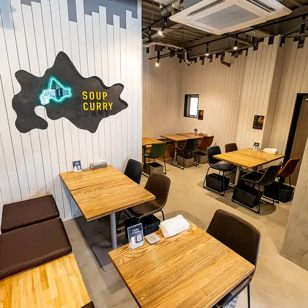 店内には2名様掛けテーブルが5卓、4名様掛けテーブルが3卓設置されており、用途に合わせて柔軟にお使いいただけます。グループでのご利用では最大6名様まで対応可能となっておりますので、ご家族やご友人との会食にも最適です。心地よい空間で出来立て熱々のお料理を囲みながら素敵なひとときをお過ごしください♪