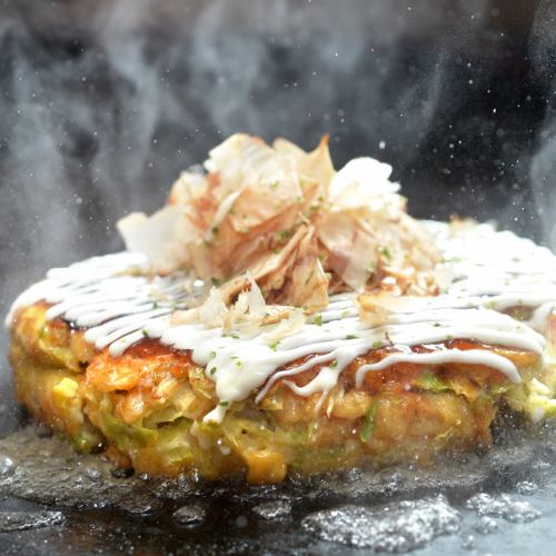 Various okonomiyaki of meringue fluffy iron god