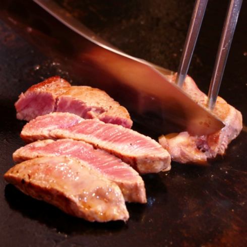 您可以以合理的价格享用在您面前烤制的铁板烧和牛排！