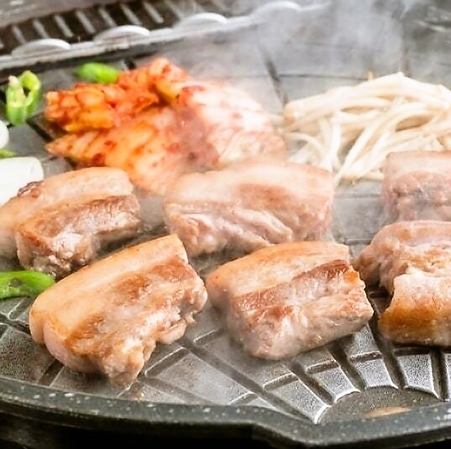 Authentic Korean home-cooked restaurant where you can enjoy thick samgyeopsal!