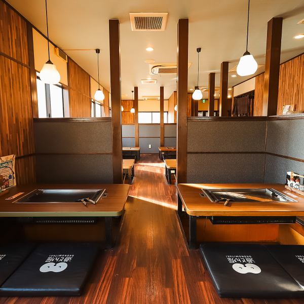 全90席の掘りごたつ席で、仲間や家族とゆったり楽しめる空間。大型宴会にも対応可能で60名以上の貸切も相談OK！会社の打ち上げや友人同士の集まり、家族の食事会など、さまざまなシーンに対応可◎食べ放題コースも豊富に用意しているので、予算や好みに合わせてコースを選びみんなで熱々の料理を楽しむことができます。